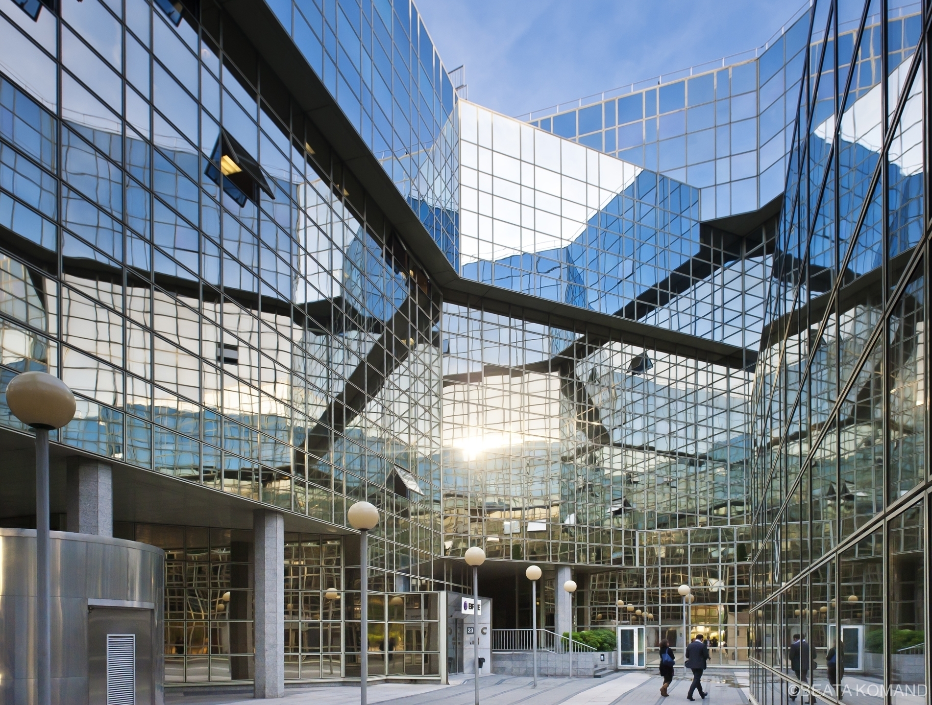 l'« immeuble-miroir » futuriste Le Ponant de Paris, architecte: Olivier Clement Cacoub